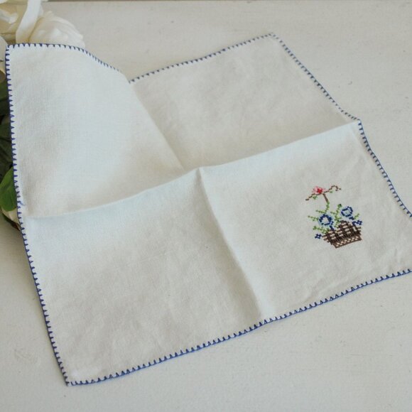 Vintage 1940s 1950s Napkin Embroidered Flower Basket Linen Doily or Table Topper - Picture 2 of 10